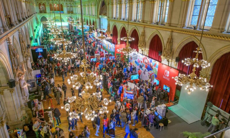 Volle Game City im Festsaal des Wiener Rathauses mit Besuchern und Nintendo-Ständen