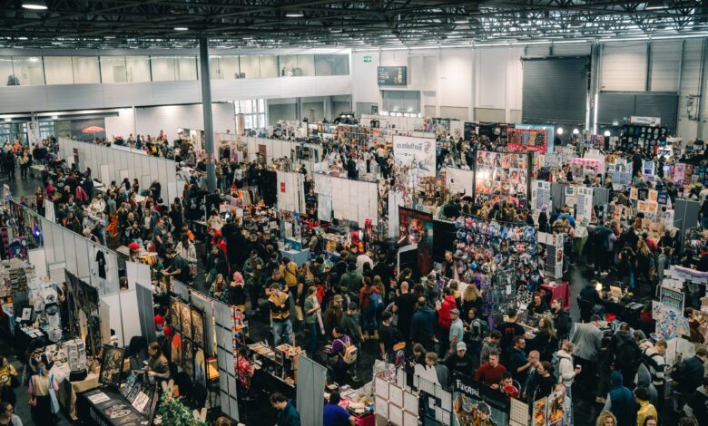 Volle Artist Alley der Vienna Comic Con in der Messe Wien mit Besuchern und Künstlerständen